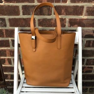 Everlane Petra Magazine Tore